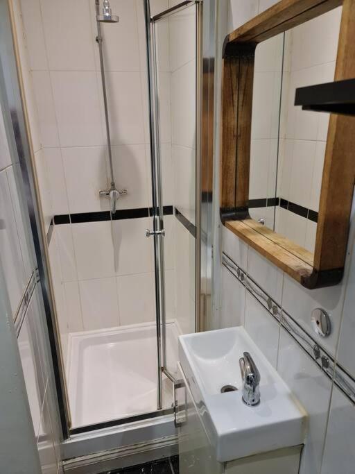Cute One Bedroom Apartment Londra Esterno foto