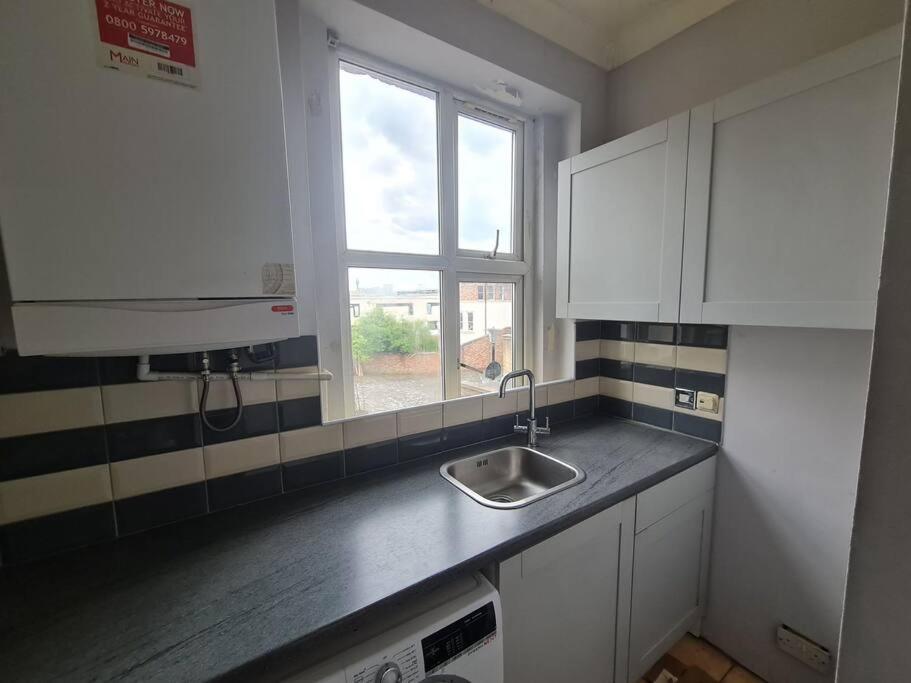 Cute One Bedroom Apartment Londra Esterno foto