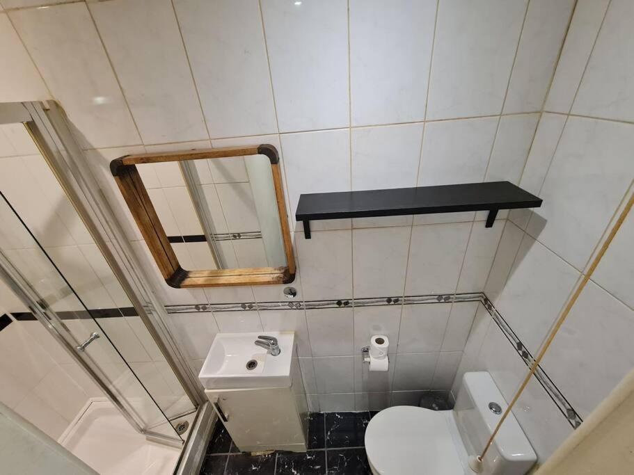 Cute One Bedroom Apartment Londra Esterno foto