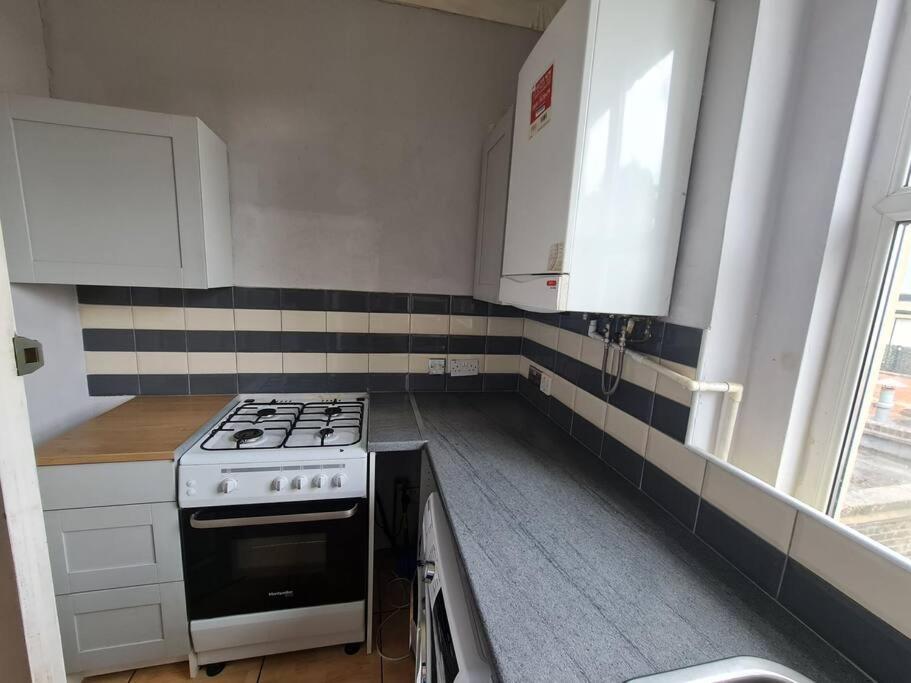Cute One Bedroom Apartment Londra Esterno foto